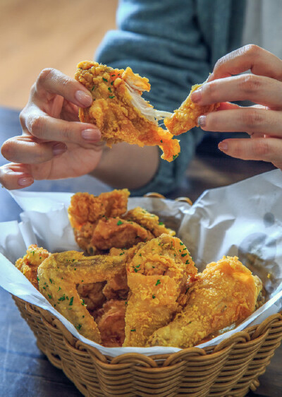炸鸡腿
食材明细
主料
鸡腿4只
辅料
葱2棵
姜1块
鸡蛋1只
生粉适量
料酒2大勺
盐1小勺
椒盐粉适量
鲜辣粉适量
面粉适量
炸鸡腿的做法步骤
1.
准备的原料。
2.
鸡腿洗净，再从中间剖开。
3.
加入姜丝，葱段…
