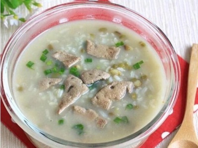 【猪肝绿豆粥】1.材料：新鲜猪肝，绿豆，大米。2.做法：将大米绿豆洗净，用常规的煮粥方法煮熟。再将猪肝放入锅中煮，直至猪肝熟。3.作用功效：猪肝能补肝明目，兼能养血。4.适用人群：此粥比较适合那些面色萎黄蜡黄…