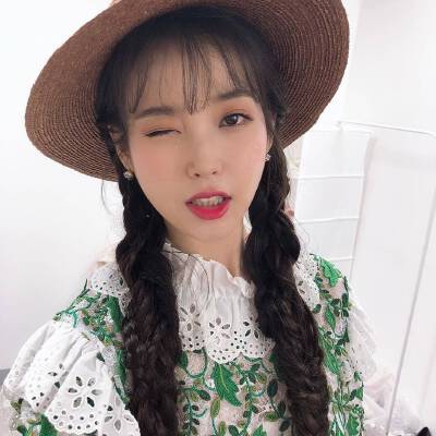 李知恩（IU）
