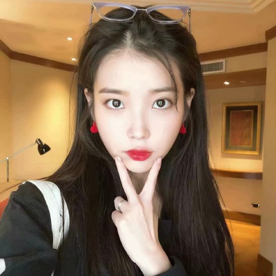 李知恩（IU）
