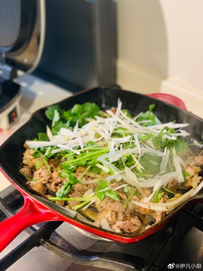[cp]#伊凡小厨##我的时间积木# 铁锅葱爆羊肉：
原料：
羊腿肉
白洋葱
大葱
香菜
调料：
生抽
盐
孜然粒
孜然粉
做法：
1）羊肉切小粒 加生抽腌制半小时
2）洋葱 大葱切丝 香菜切段
3）烧热铁锅 加油加全部洋葱和一…