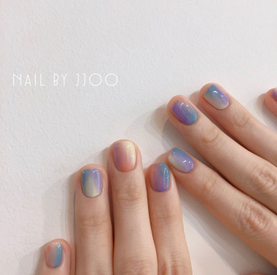 nails
