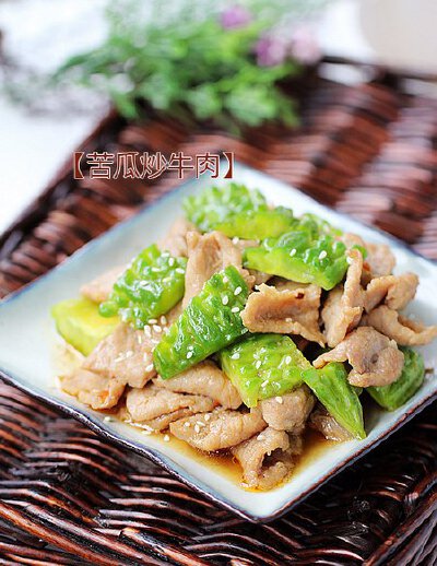苦瓜炒牛肉
1.牛肉切成肉片，加入少小苏打、生抽、鸡精、黄酒和盐巴然后抓匀，再加入少许的水抓匀，最后加入少许植物油封住，腌制30分钟即可；
2.苦瓜洗净，纵向对半剖开，去籽，再切成块，加入少许盐巴腌制一下;
3.…