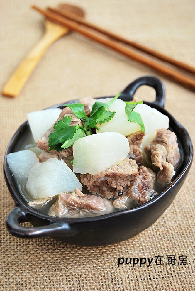 砂锅萝卜炖牛腩
【材料】牛腩 白萝卜
【调料】葱段 姜片 盐
【做法】
1.牛腩洗净切块，飞水后冲净，沥干，放入砂锅中；再加入没过牛肉的清水，放入葱段和姜片；
2.盖盖子，大火煮开后转小火慢慢煲煮至牛肉…
