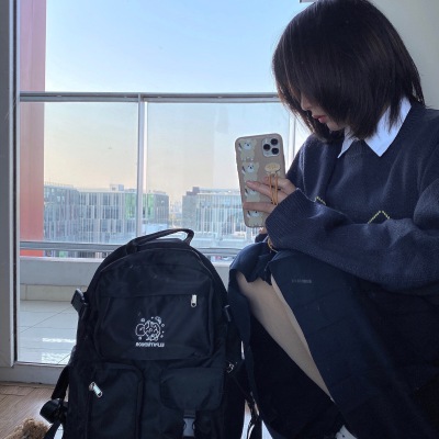 小熊：毛绒小熊挂件2.0 tao宝：切葱葱小厨房
鞋子：哆可 tao宝：Elpht Senior 象学姐
菱格毛衣 tao宝：Ruibbit
书包：象嘟嘟 tao宝…