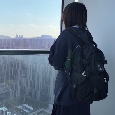 小熊：毛绒小熊挂件2.0 tao宝：切葱葱小厨房
鞋子：哆可 tao宝：Elpht Senior 象学姐
菱格毛衣 tao宝：Ruibbit
书包：象嘟嘟 tao宝…