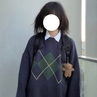 小熊：毛绒小熊挂件2.0 tao宝：切葱葱小厨房
鞋子：哆可 tao宝：Elpht Senior 象学姐
菱格毛衣 tao宝：Ruibbit
书包：象嘟嘟 tao宝…