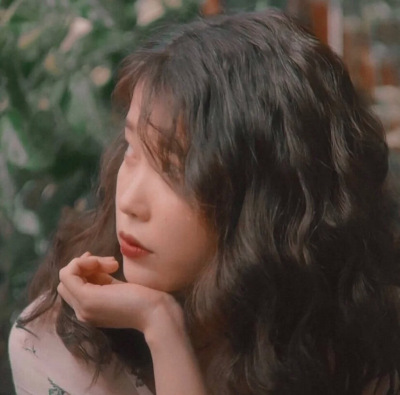 李知恩（IU）