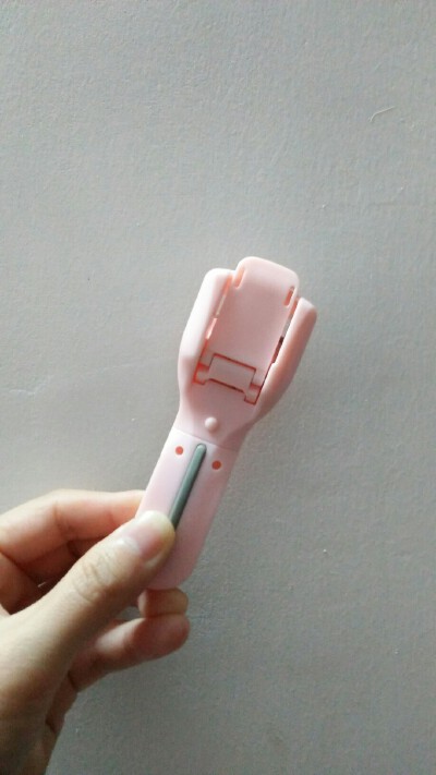 【化妆工具睫毛夹】
美丽工匠的睫毛夹10几块吧，还送了3个可替换的芯，它弹性蛮大的，不需要用很大的力气，也能把睫毛夹得很卷翘，对于学生党来说，这是个不错的选择，我对它是真的很满意，耐心夹也能夹出太…