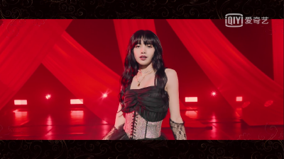 Lisa。