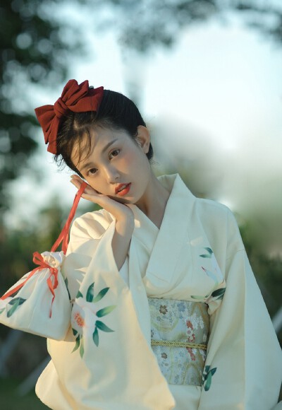 思君令人老，岁月忽已晚.
