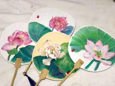 荷
软件模拟水彩效果果然还是没真水彩来得爽啊，一不小心就画了4把荷花题材的扇子