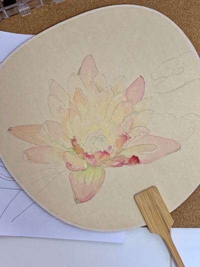 睡莲
古纹宣纸有枯黄的座色，感觉画白色的花应该很好看，但上次的荷花过程发现，白色颜料很难上色。那这次就试试粉色的花吧